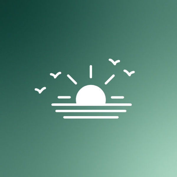 Weiße Illustration einer untergehenden Sonne über stilisierten Wasserlinien mit fliegenden Vögeln auf grünem Hintergrund